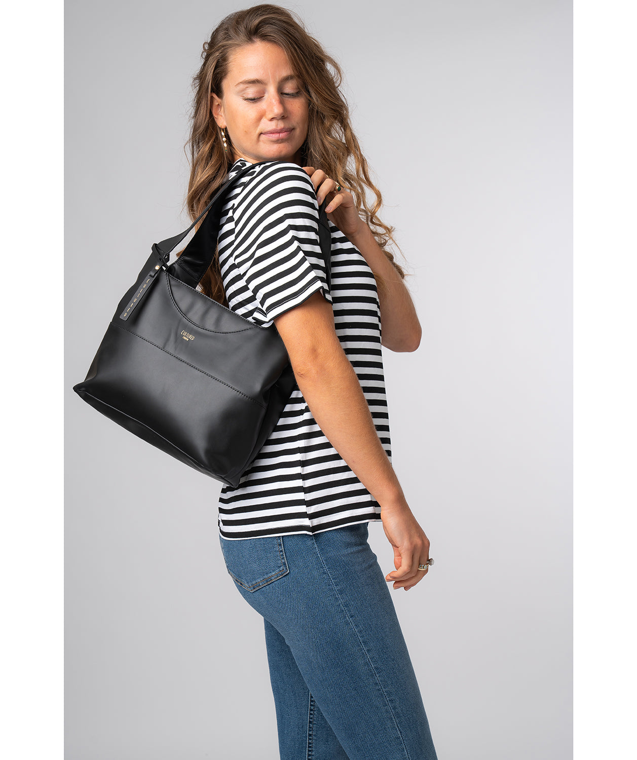 Ariel shoulder bag showing 45cm drop length and closure mechanism