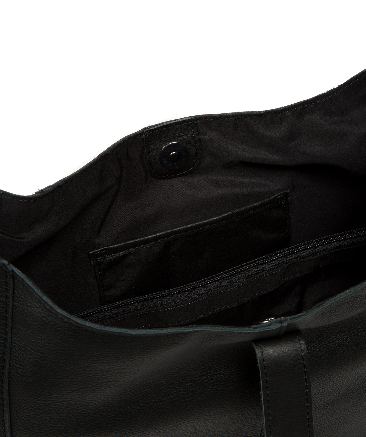 shoulder strap and leather charm branded detail