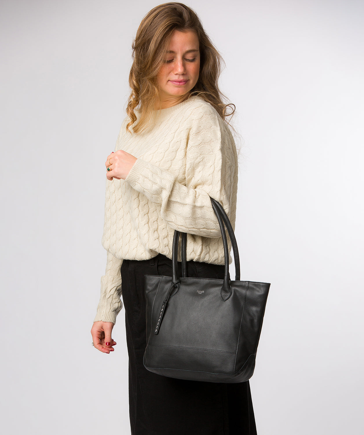 Sabine tote bag side profile with leather handles