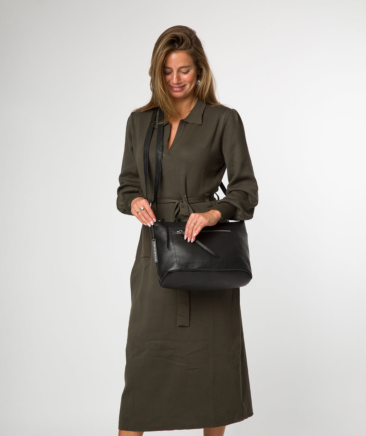 Adjustable slim leather shoulder strap detail
